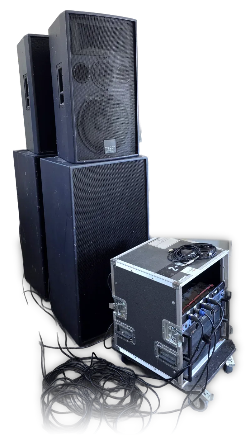 Die Wharfedale Pro Komplettanlage: zwei Topteile auf zwei Subwoofern, daneben das Technikrack im Flightcase mit Kabeln