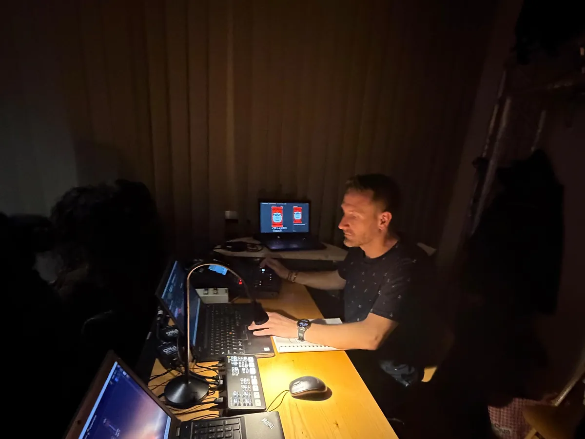 Regieplatz mit Laptop und Bildschirm zur Lichtsteuerung während der Vorstellung