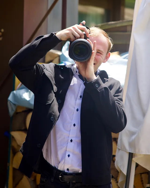 Cédric Jaggi lacht hinter der Kamera