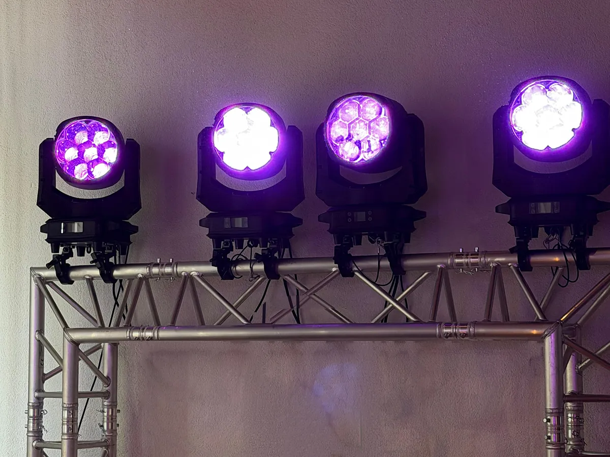 Vier Moving Heads auf der Traverse, frisch aufgebaut