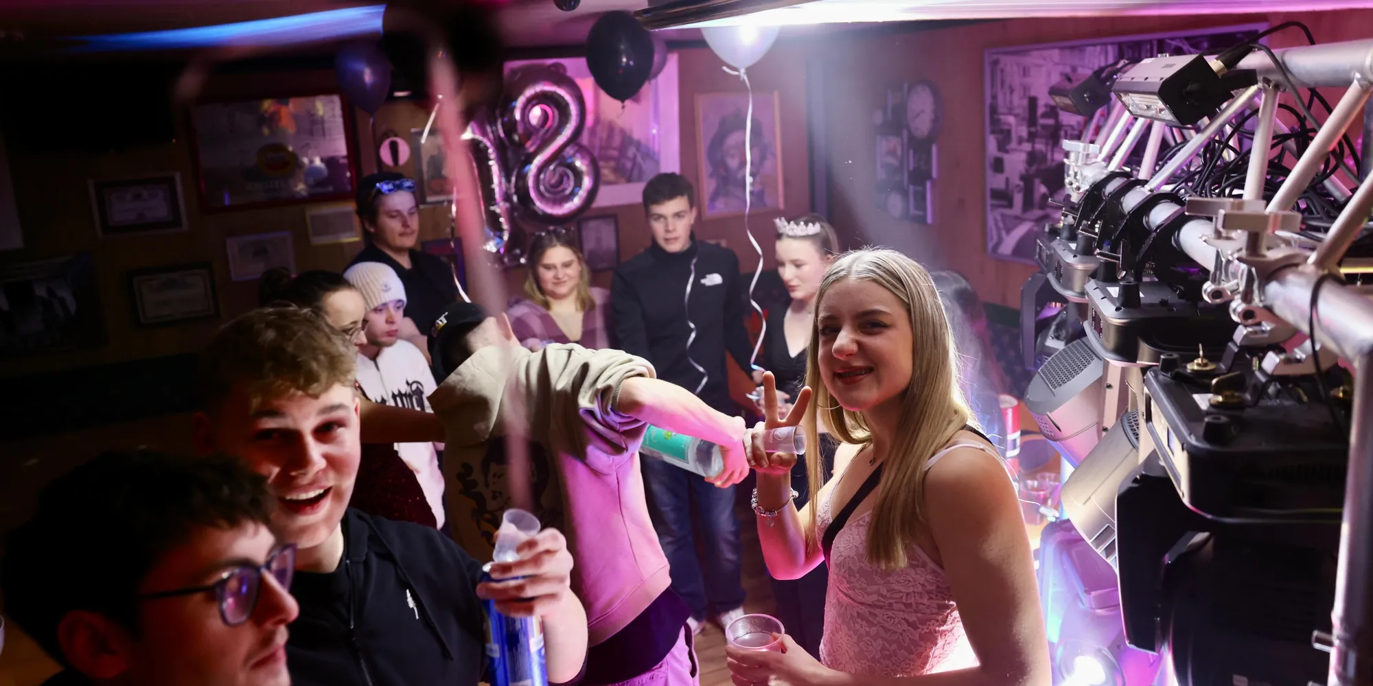 Gäste an einem 18. Geburtstag, rechts unsere Traverse mit Moving Heads